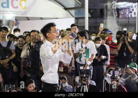 12. Juli 2023, Bangkok, Thailand: Die Menschen versammelten sich, um ihre Unzufriedenheit mit der Wahlkommission beim Sky Walk vor der Bangkok Art Gallery zum Ausdruck zu bringen. Nachdem ein Befehl erteilt wurde, die Qualifikation der Kandidaten für das Amt des Premierministers der Siegerpartei nur einen Tag vor der Wahl des Premierministers zu prüfen. Zusammen mit einer Botschaft an das parlament, das morgen von Abgeordneten und Senatoren für den Premierminister stimmen wird, den Premierminister nach dem Willen der Parlamentswahlen zu wählen. (Kreditbild: © Adirach Toumlamoon/Pacific Press V Stockfoto