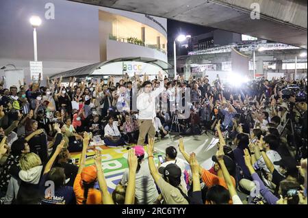 12. Juli 2023, Bangkok, Thailand: Die Menschen versammelten sich, um ihre Unzufriedenheit mit der Wahlkommission beim Sky Walk vor der Bangkok Art Gallery zum Ausdruck zu bringen. Nachdem ein Befehl erteilt wurde, die Qualifikation der Kandidaten für das Amt des Premierministers der Siegerpartei nur einen Tag vor der Wahl des Premierministers zu prüfen. Zusammen mit einer Botschaft an das parlament, das morgen von Abgeordneten und Senatoren für den Premierminister stimmen wird, den Premierminister nach dem Willen der Parlamentswahlen zu wählen. (Kreditbild: © Adirach Toumlamoon/Pacific Press V Stockfoto