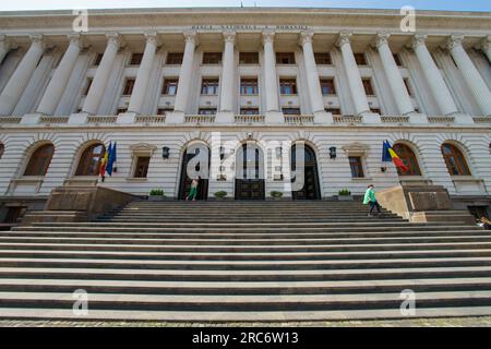 Bukarest, Rumänien. 12. Juli 2023: Der Sitz der rumänischen Nationalbank (BNR), der neue Flügel des BNR-Palastes, in dem die Börsennotierung an der Bukarester Börse von Hidroelectrica, dem größten Stromerzeuger Rumäniens, stattfindet. Hidroelectrica (BSE H2O) eröffnet den Handel mit dem größten Börsengang in der Geschichte der BVB im Wert von 1,9 Mrd. EUR, über den Fondul Proprietatea alle seine Anteile von 19,94 % verkaufte. Kredit: Lucian Alecu/Alamy Live News Stockfoto