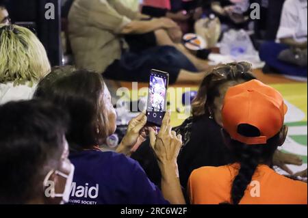 12. Juli 2023, Bangkok, Thailand: Die Menschen versammelten sich, um ihre Unzufriedenheit mit der Wahlkommission beim Sky Walk vor der Bangkok Art Gallery zum Ausdruck zu bringen. Nachdem ein Befehl erteilt wurde, die Qualifikation der Kandidaten für das Amt des Premierministers der Siegerpartei nur einen Tag vor der Wahl des Premierministers zu prüfen. Zusammen mit einer Botschaft an das parlament, das morgen von Abgeordneten und Senatoren für den Premierminister stimmen wird, den Premierminister nach dem Willen der Parlamentswahlen zu wählen. (Kreditbild: © Adirach Toumlamoon/Pacific Press V Stockfoto