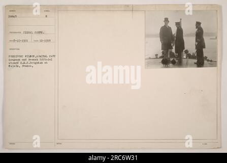 Präsident Wilson, Admiral Cary Grayson und ein französischer Offizieller werden an Bord der H.M.S. gesehen Brighton in Calais, Frankreich im Dezember 1918. Das Foto wurde vom Signalkorps aufgenommen und ist mit der Identifikationsnummer 111-SC-38845 beschriftet. Es wurde am 10. März 1921 herausgegeben. Stockfoto