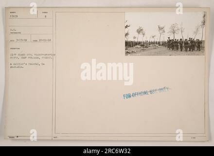 Soldaten des 21. Transportkorps der Grand Division in Camp Pullman, Frankreich, trauern um den Verlust eines gefallenen Kameraden während einer Beerdigung in La Rochelle. Das Foto mit der Nummer 57879 wurde am 21. Oktober 1918 von einem unbekannten Fotografen aufgenommen. Dieses Bild ist Teil einer offiziellen Sammlung und wurde durch die bereitgestellte Beschreibung, das Symbol und die Notation identifiziert. Stockfoto