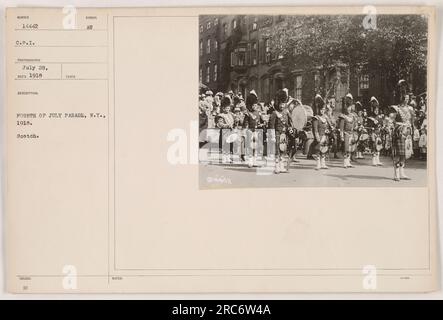 Das Bild zeigt eine Parade zum 4. Juli in New York, 1918, während des Ersten Weltkriegs. Das Foto wurde von einem nicht identifizierten Fotografen von der Central Press Photo Information aufgenommen. Die abgebildeten Soldaten halten schottische Flaggen, die ihr Erbe symbolisieren. Das Foto ist in der CPI-Kollektion mit Nummer 14442 gekennzeichnet. Stockfoto