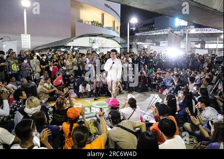 12. Juli 2023, Bangkok, Thailand: Die Menschen versammelten sich, um ihre Unzufriedenheit mit der Wahlkommission beim Sky Walk vor der Bangkok Art Gallery zum Ausdruck zu bringen. Nachdem ein Befehl erteilt wurde, die Qualifikation der Kandidaten für das Amt des Premierministers der Siegerpartei nur einen Tag vor der Wahl des Premierministers zu prüfen. Zusammen mit einer Botschaft an das parlament, das morgen von Abgeordneten und Senatoren für den Premierminister stimmen wird, den Premierminister nach dem Willen der Parlamentswahlen zu wählen. (Kreditbild: © Adirach Toumlamoon/Pacific Press V Stockfoto