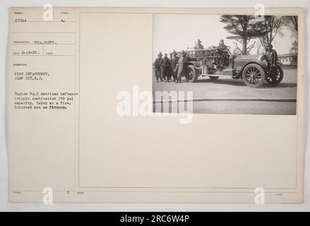 Amerikanische Soldaten dienen als Feuerwehrmänner in Camp Dix, New Jersey. Das ist Triebwerk Nr. 3, ein amerikanischer Dreifach-Feuerwehrauto aus La France mit einem Fassungsvermögen von 750 Gallonen. Das Foto wurde während eines Brandes aufgenommen. Laut offiziellen Aufzeichnungen erhielt das Bild am 14. Februar 1920 von der Signalkorps." Stockfoto