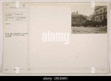 Soldaten von Oberstleutnant C, 3. Militärpolizei (M.P.), Foto vor dem Hotel de Ville in Arlon, Belgien. Szene aufgenommen von LT. Paul W. Cloud am 30. November 1918. Stockfoto