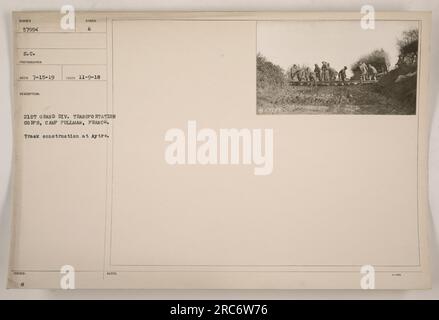 Bauarbeiter legen 1918 in Aytre, Frankreich, Gleise an. Dieses Foto wurde von einem Fotografen aufgenommen, der dem 21. Grand Division Transportation Corps in Camp Pullman angehört. Das genaue Datum des Fotos ist der 15. Juli 1919, und das Bild ist als SUNBER 57994 S.C. kategorisiert Stockfoto