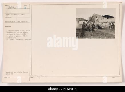 DATUM: 1918-11-03 ORT: St. Juvin, Ardennen, Frankreich BESCHREIBUNG: Sergeant Eikleberry hat eine Straßenszene in St. Juvin, mit Firma C der 22d Ingenieure, die ihre Küche für die Zubereitung ihrer Mittagsmahlzeit einrichten. Dieses Bild zeigt die täglichen Aktivitäten des amerikanischen Militärpersonals während des Ersten Weltkriegs. Veröffentlicht von A.E.F. Zensor auf 1918-12-23. Stockfoto