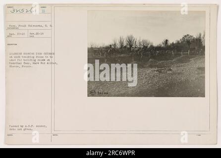 Soldier Corp Frank Chircosta aus den USA Die französische Armee-Tochtergesellschaft Corps wird fotografiert, wenn sie in einem Steinbruch arbeitet, der sich im Hospital Camp, Mars Sur Allier, Nievre befindet. Das Bild zeigt Chircosta und andere chinesische Arbeiter, die Steine brechen, um sie für den Straßenbau zu verwenden. Dieses Foto wurde vom Zensor der amerikanischen Expeditionstruppen geprüft und genehmigt. Stockfoto