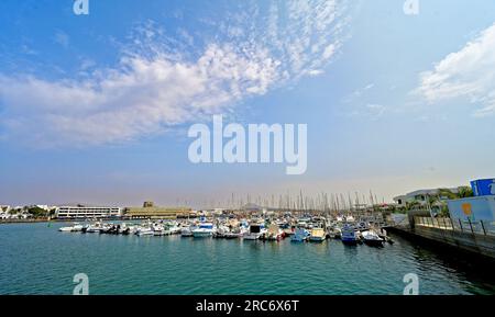 Lanzarote Kanarische Inseln Arrecife Stadt am Ufer Hauptjachthafen vor tiefblauem Himmel und Cumulus Wolke Stockfoto