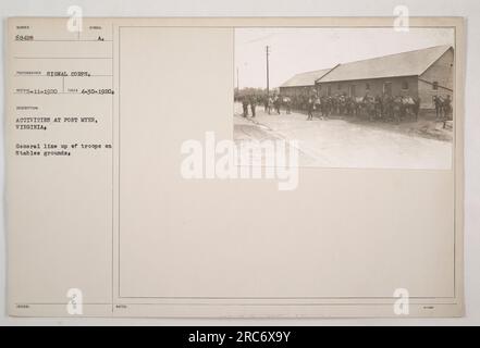 Truppen stellten sich auf dem Stallgelände in Fort Myer, Virginia, auf. Dieses Foto wurde am 30. April 1920 vom Signalkorps aufgenommen. Sie hat die Nummer 68428 und ging am 11. Mai 1920 ein. Das Beschreibungssymbol ist RECD5-11-1920. Das Bild zeigt die Aktivitäten in Fort Myer während des Ersten Weltkriegs. Stockfoto