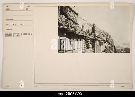Ein italienischer Außenposten an einem Berg in Italien während des Ersten Weltkriegs. Das Foto wurde 1919 aufgenommen und ist Teil der Sammlung mit der Identifikationsnummer 111-SC-18152. Das Bild zeigt eine symbolische Darstellung eines italienischen Militärpostens mit Blick auf das raue Gelände. Stockfoto