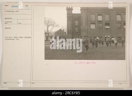 Die Abbildung zeigt die S.A.T.C. Band vom Knox College in Galesburg, Illinois. Das Foto wurde am 29. März 1919 aufgenommen und als Teil einer Sammlung von Fotografien herausgegeben, die die amerikanischen militärischen Aktivitäten während des Ersten Weltkriegs dokumentieren. Das Bild ist mit der Identifikationsnummer "55702 Galesburg, 111" gekennzeichnet. Stockfoto