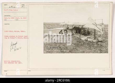 Das Flugzeug des 1. Weltkriegs wurde bei einer Zwangslandung in Farmer's Branch, Texas, zerstört. Das Foto wurde im Sumber A Love Field, Dallas, aufgenommen. Das Bild ist von 1918 und wurde vom D.M.A. empfangen Fotograf am 3. Dezember 1918. Das Flugzeugwrack wurde am 26. März 1914 freigesetzt. Stockfoto