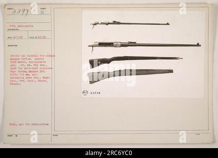 Gefreiter MoLaughlin ist auf dem Foto mit Lagerbeständen und Fässern für deutsche Mausergewehre abgebildet. Der untere Gegenstand ist ein Modell aus dem Jahr 1918 mit einem Gewicht von ca. .53 kg und einem Gewicht von 36 kg, das speziell für die Tankabwehr verwendet wird. Das oberste Element ist ein deutsches Mauser-Infanteriegewehr mit einem Kaliber 7,9mm. Das Foto wurde in Tours, Frankreich, von einem Fotografen aufgenommen, der am 7. Januar 1919 als „RECO“ identifiziert wurde, während die Bestände und Fässer am 12. August 1918 aufgenommen wurden. Dieses Bild ist nur für den internen Gebrauch vorgesehen und als solches gekennzeichnet. Das Bild hat die Referenznummer 111-SC-33976. Stockfoto