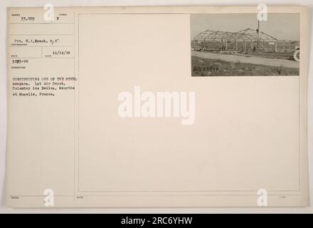 Gefreiter W.J. Beach, ein Fotograf mit der Seriennummer 33.509, hat dieses Bild mit der Aufschrift Symbol E am 14. November 1918 aufgenommen. Das Foto zeigt Bauarbeiten für einen der Stahlhangars am 1. Air Depot in Colombey les Belles, Meurthe et Moselle, Frankreich. Hinweise weisen darauf hin, dass es 400 zugehörige Bilder gibt.“ Stockfoto