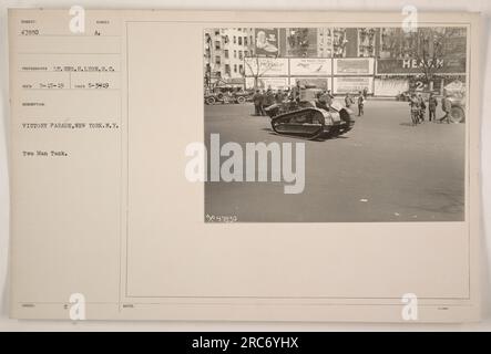 Zwei-Mann-Panzer bei der Victory Parade in New York City. Das Foto wurde am 3. Mai 1919 aufgenommen und ist Teil einer Serie, die amerikanische Militäraktivitäten während des Ersten Weltkriegs dokumentiert Fotograf: TT. Geo H. Lyon. S.C. Stockfoto