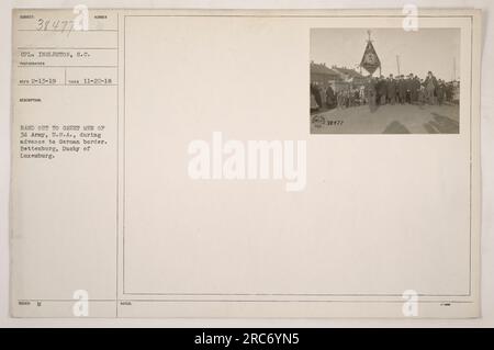 CPL. Ingleston aus South Carolina fotografiert die Nummernband, während sie die Männer der 3. Armee, USA, begrüßen, während sie sich auf die deutsche Grenze zubewegen. Das Foto wurde am 22. November 1918 in Bettenburg, Herzogtum Luxemburg, aufgenommen. Dieses Bild ist Teil der Sammlung 38477. Stockfoto