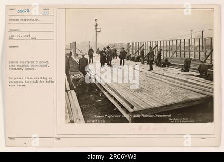 Zimmermannsklasse Bau eines Notfallkrankenhauses für Grippefälle an der Polytechnikschule Benson, Armeetraining in Portland, Oregon. Dieses Foto wurde am 27. Januar 1919 aufgenommen. Die Schule diente als Ausbildungsstätte für die US-Armee, wobei Bauprojekte Teil der Schulungsaktivitäten waren. Stockfoto