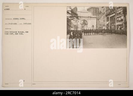 Das Bild zeigt die Parade der 77. Division in New York City, New York. Es wurde am 6. Mai 1919 von einem Fotografen des Signalkorps aufgenommen. Das Symbol auf dem Foto weist darauf hin, dass es als „NEMOCE 4,9929“ gekennzeichnet wurde. Diese Beschreibung wurde am 10. März 1921 aufgezeichnet und enthält die Hinweise „A RECO“. Stockfoto