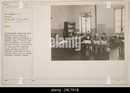 Das Bild zeigt eine Gruppe von Militärpersonal im Basiskrankenhaus Nr. 6 in Bordeaux, Frankreich. Zweiter Leutnant Ralph W. Daggett und 2. LT. G.W. Everberg, der kommandierende Offizier des Quartiermeisters, sitzt im Zentrum. Sgt. 1. Cl. W.E. O'Brien, Chefarzt des Krankenhauses, sitzt auf der rechten Seite. Stockfoto