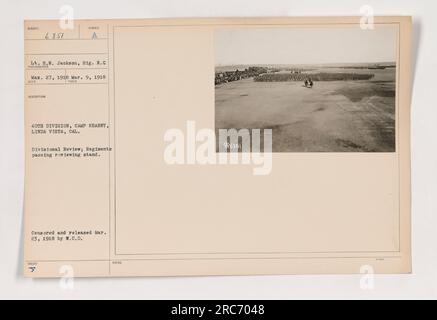 Soldaten der 40. Division, die im Camp Kearny in Linda Vista, Kalifornien, stationiert sind, passieren während einer divisionalen Überprüfung einen Prüfstand. Das Foto, aufgenommen am 9. März 1918, von LT. E.N. Jackson vom Signal Corps wurde zensiert und am 23. März 1918 von W.C.D. freigelassen Stockfoto