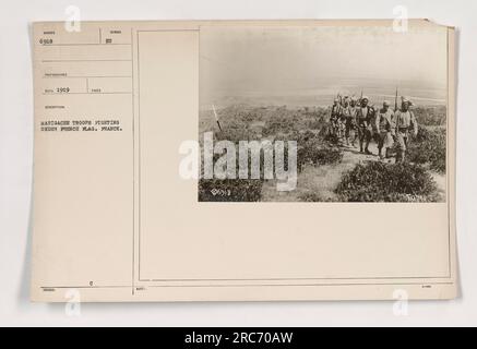 Amerikanische Soldaten, die die französische Armee im Ersten Weltkrieg unterstützten Das Foto zeigt Maigache-Truppen, die unter der französischen Flagge in Frankreich kämpfen. Dieses Bild wurde 1919 aufgenommen und zeigt die Zusammenarbeit zwischen den amerikanischen und französischen Streitkräften bei den Kriegsanstrengungen. Stockfoto