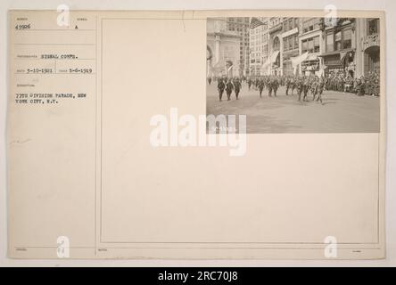 Bildunterschrift: 'Das Bild zeigt die 77. Division Parade, die am 6. Mai 1919 in New York City stattfindet. Dieses Foto wurde vom Signalkorps aufgenommen und zeigt die militärischen Aktivitäten während des Ersten Weltkriegs. Die Beschreibung besagt, dass es die Nummer 49926 hat und am 10. März 1921 aufgenommen wurde.“ Stockfoto