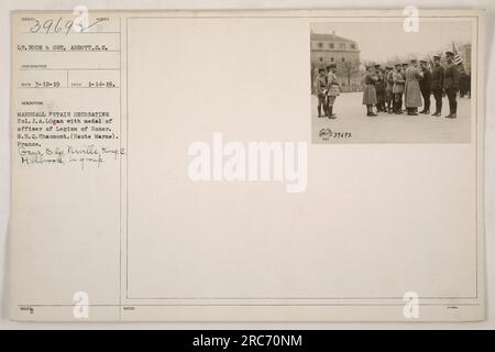 LT. Rode und Sergeant Abbott von S.C. Die Fotografen haben dieses Bild am 14. Januar 1919 in Chaumont, Frankreich, aufgenommen. Es zeigt Marshall Petain, der Oberst J.A. verliehen hat Logan mit der Medaille des Offiziers der Ehrenlegion. Ebenfalls auf dem Foto zu sehen sind Gens & ly Neville, King, C.A. Holbrook, in einer Gruppe. Stockfoto