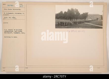 Soldaten von der Ohio State University der USA Die Schule der Militärluftfahrt marschiert während des Ersten Weltkriegs in Richtung Kasino. Dieses Foto wurde am 16. September 1918 von P. H. Haskett, Columbus, aufgenommen und bietet einen Einblick in die alltäglichen Aktivitäten der Militärschule. Stockfoto