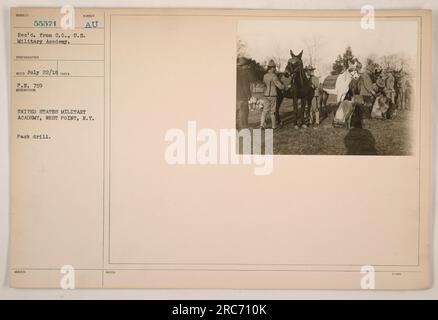 Soldaten der US-Militärakademie in West Point, NY, machen eine Übung. Die Soldaten marschieren in Formation und tragen Rucksäcke auf dem Rücken. Dieses Foto wurde am 22. Juli 1918 aufgenommen und ist mit P.N. 759 beschriftet. Die Soldaten werden als kommissionierte Offiziere der US-Armee identifiziert. Stockfoto