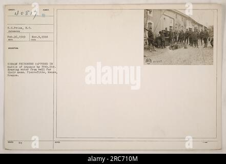 Deutsche Gefangene, die von der 35. Division während der Schlacht von Argonne gefangen genommen wurden, ziehen Wasser aus einem Brunnen für ihre Mahlzeit in Pierrefitte in Mause, Frankreich. Dieses Foto wurde am 26. Februar 1919 von R.C. aufgenommen Price, ein S.C.-Fotograf. Das Bild ist mit der Aufnahmenummer 40817 beschriftet. Stockfoto