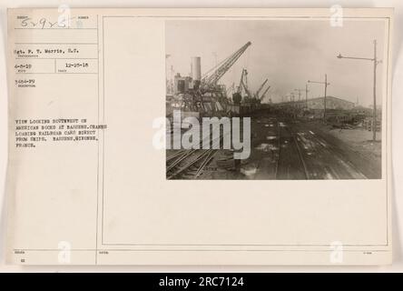 Blick auf die amerikanischen Docks in Bassens, Gironde, Frankreich. Krane, die Eisenbahnwaggons direkt von Schiffen beladen. Foto aufgenommen von Sergeant F. T. Morris, S.C. am 4-8-19. Bildunterschrift ausgestellt am 12-25-18. Die Anmerkungen geben den Breiten- und Längengrad als 43,925 JAIBAN an. Stockfoto