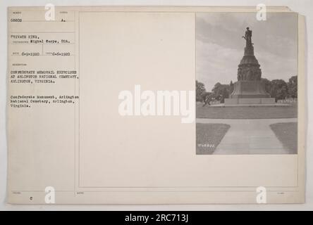 Soldaten der Konföderierten marschieren während Gedenkübungen auf dem Arlington National Cemetery, Virginia. Dieses Bild wurde von Private King aufgenommen, einem Fotografen im Signalkorps der US-Armee. Das Foto ist mit dem Symbol „RECO“ und einem Datum gekennzeichnet, das angibt, dass es am 6. Juni 1920 aufgenommen wurde. Das Bild zeigt das Confederate Monument auf dem Arlington National Cemetery. In den Notizen steht, dass es sich um Foto Nummer 68802 in der Sammlung handelt. Stockfoto