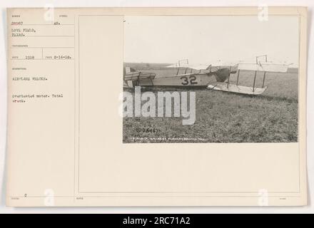 Bild eines Flugzeugunglücks in Love Field, Texas, 1918. Das Wrack wurde durch einen überhitzten Motor verursacht, was zu einem Totalschaden des Flugzeugs führte. Das Foto wurde am 14. August 1918 aufgenommen. Stockfoto