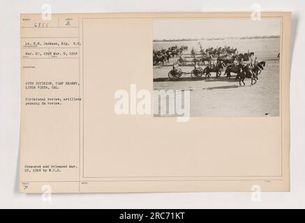 Soldaten der 40. Division in Camp Kearny in Linda Vista, Kalifornien, nehmen an einer Divisionalüberprüfung Teil. Im Bild sind Artillerieeinheiten in der Betrachtung sichtbar. Das Foto, aufgenommen von Lieutenant B.N. Jackson vom Signal Reserve Corps ist Teil einer Sammlung, die die amerikanischen Militäraktivitäten während des Ersten Weltkriegs dokumentiert. Es wurde zensiert und am 23. März 1918 von W.C.D. veröffentlicht Stockfoto