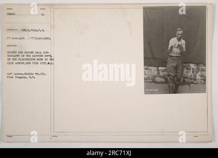 Boxer und Basketballwettkämpfer aus dem Eastern Department nehmen an einem Ausscheidungstreffen in der 69. Armory in New York City Teil. Das Foto zeigt Alf Larsen, einen Mittelgewichtsboxer aus Fort Niagara, New York. Das Foto wurde am 30. März 1920 aufgenommen und ist Teil einer Sammlung namens „Fotos amerikanischer Militäraktivitäten während des Ersten Weltkriegs“. Stockfoto