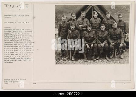 Offiziere des 315. Feldkrankenhauses, 304. Sanitärzug sind auf diesem Foto abgebildet. Von links nach rechts: 1. LT. C. H. Young, Major John A. McKenna, Major M. W. Raynor und Captain John G. Striegel. Die ständigen Offiziere sind 1. LT. E. K. Hallock, 1. LT. C. A. Musgrave, 1. LT. H. W. Sweeney, 1. LT. H. R. Conn, 1. LT. C. E. Pilkins und Let LT. L. S. Solis Cohen. Der Standort ist Ferme Notre Dame de Palameix, Maas, Frankreich, in der Nähe von Vaux les Palameix. Für das Foto ist kein bestimmtes Datum angegeben. [Quelle: US National Archives] Stockfoto