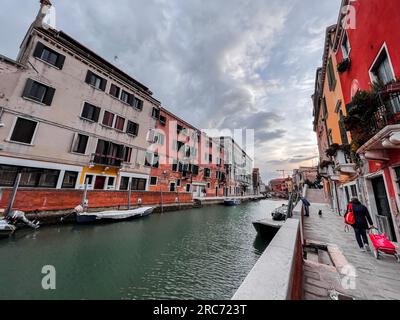 Venedig, Italien - 2. April 2022: Wunderschöne Kanäle und traditionelle venezianische Gebäude in Venedig, Venetien, Nordostitalien. Stockfoto