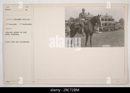 Ein Pferd, das während des Ersten Weltkriegs für Sportveranstaltungen in Fort Myer, Virginia, gerüstet ist. Auf dem Foto von Sergeant Keen Polk vom Signalkorps ist das Pferd mit voller Ausrüstung zu sehen. Der Beschreibungscode besagt, dass es am 26. Mai 1920 aufgenommen wurde und offiziell als Teil der Fotosammlung des US-Militärs ausgestellt wurde. Stockfoto