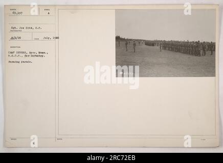 Soldaten in Camp Devens in Ayer, Massachusetts, die an der R.O.T.C. teilnehmen Formation für die Infanterie. Dieses Foto, aufgenommen von Sergeant Joe Hits, zeigt die militärischen Aktivitäten während des Ersten Weltkriegs. Stockfoto