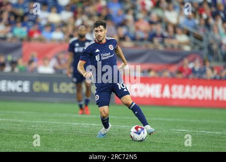 12. Juli 2023; Foxborough, MA, USA; Mittelfeldspieler Carles Gil (10) der New England Revolution in Aktion während des MLS-Spiels zwischen Atlanta United und New England Revolution. Anthony Nesmith/CSM Stockfoto