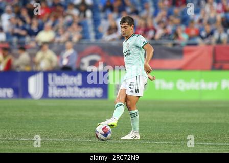 12. Juli 2023; Foxborough, MA, USA; Der Mittelfeldspieler Santiago Sosa (5) von Atlanta United übergibt den Ball während des MLS-Spiels zwischen Atlanta United und New England Revolution. Anthony Nesmith/CSM Stockfoto