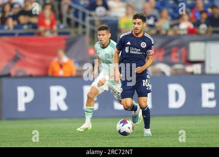 12. Juli 2023; Foxborough, MA, USA; Der Mittelfeldspieler der New England Revolution Carles Gil (10) dribbelt während des MLS-Spiels zwischen Atlanta United und New England Revolution. Anthony Nesmith/CSM Stockfoto