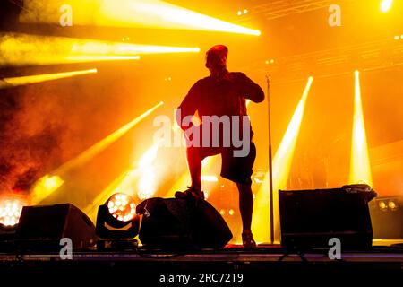 Mailand, Italien. 12. Juli 2023. Der englische Hip-Hop-Musiker Benjamin Gerard Coyle-Larner, der beruflich als Loyle Carner bekannt ist, spielt live auf der Bühne im Circolo Magnolia in Mailand. Kredit: SOPA Images Limited/Alamy Live News Stockfoto