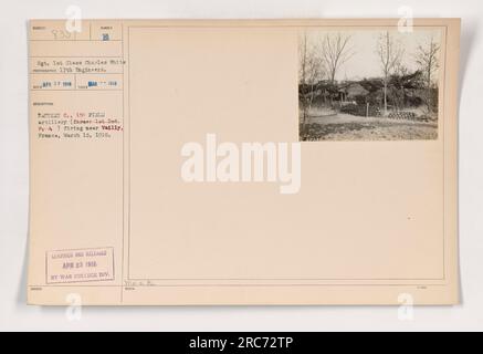 Soldaten der 17.-Ingenieure organisieren im März 1918 eine Fotosession in der Nähe von Vailly, Frankreich. Das Foto zeigt Batterie C, 150 Feldartillerie, die im Hintergrund feuert. Dieses Bild wurde von Sergeant 1. Class Charles White aufgenommen und am 23. April 1918 von der war College Division veröffentlicht. Stockfoto