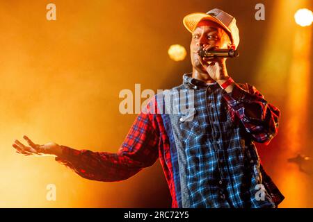 Mailand, Italien. 12. Juli 2023. Der englische Hip-Hop-Musiker Benjamin Gerard Coyle-Larner, der beruflich als Loyle Carner bekannt ist, spielt live auf der Bühne im Circolo Magnolia in Mailand. Kredit: SOPA Images Limited/Alamy Live News Stockfoto