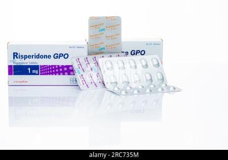 CHONBURI, THAILAND-29. APRIL 2023: Risperidon GPO in Blisterpackung und Pappschachtel. Risperidon Tabletten Pille zur Behandlung von Schizophrenie, bipolare Störung Stockfoto