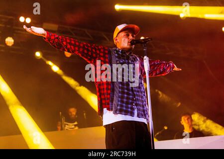 Mailand, Italien. 12. Juli 2023. Der englische Hip-Hop-Musiker Benjamin Gerard Coyle-Larner, der beruflich als Loyle Carner bekannt ist, spielt live auf der Bühne im Circolo Magnolia in Mailand. (Foto: Mairo Cinquetti/SOPA Images/Sipa USA) Guthaben: SIPA USA/Alamy Live News Stockfoto