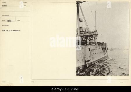 Ein Bild vom Bug eines US-Kriegsschiffs im Ersten Weltkrieg. Das Foto wurde 1919 aufgenommen und wird vom Fotografen secd mit der Nummer 12110 identifiziert. Das Bild zeigt das Schiff auf See und zeigt die Aktivitäten des amerikanischen Militärs während des Krieges. Stockfoto